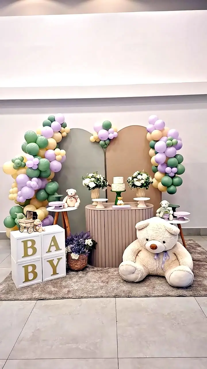 Chá de bebê em lilás e verde com urso branco