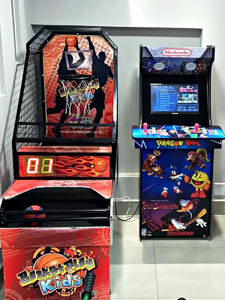 Máquina de basquete e fliperama com centenas de jogos clássicos