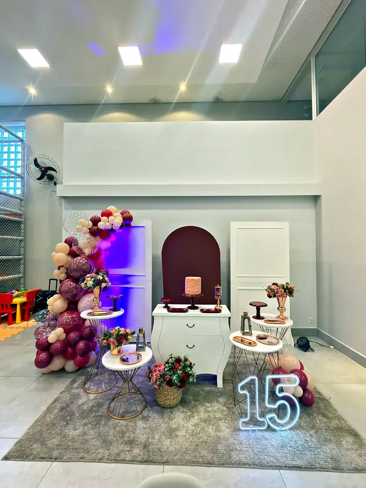 Cenário de 15 anos com balões e neon