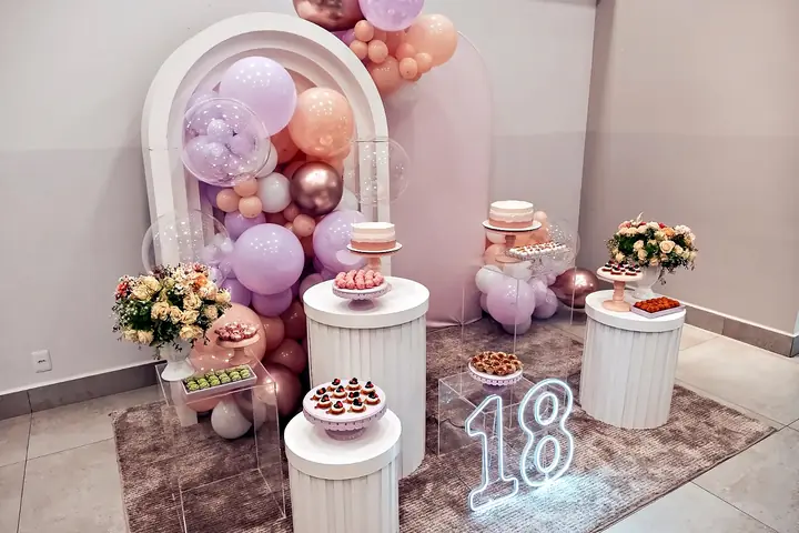Composição de 18 anos com cilindros brancos e flores