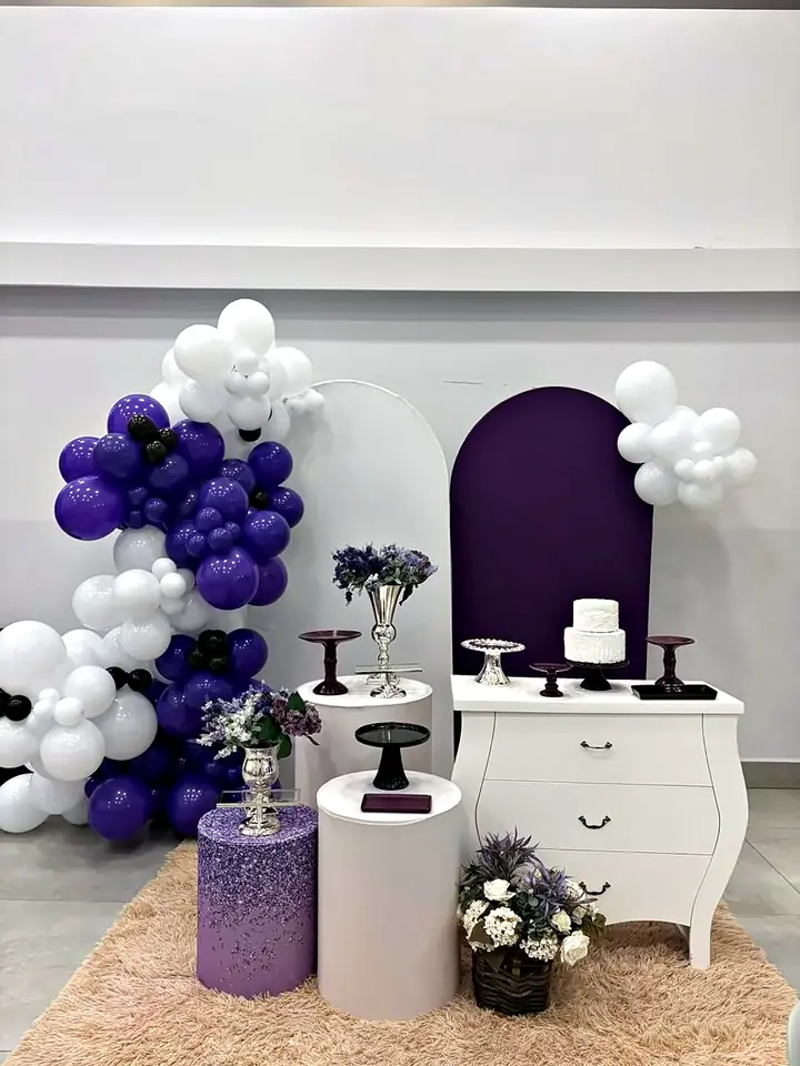 Mesa em roxo e branco com cômoda e flores